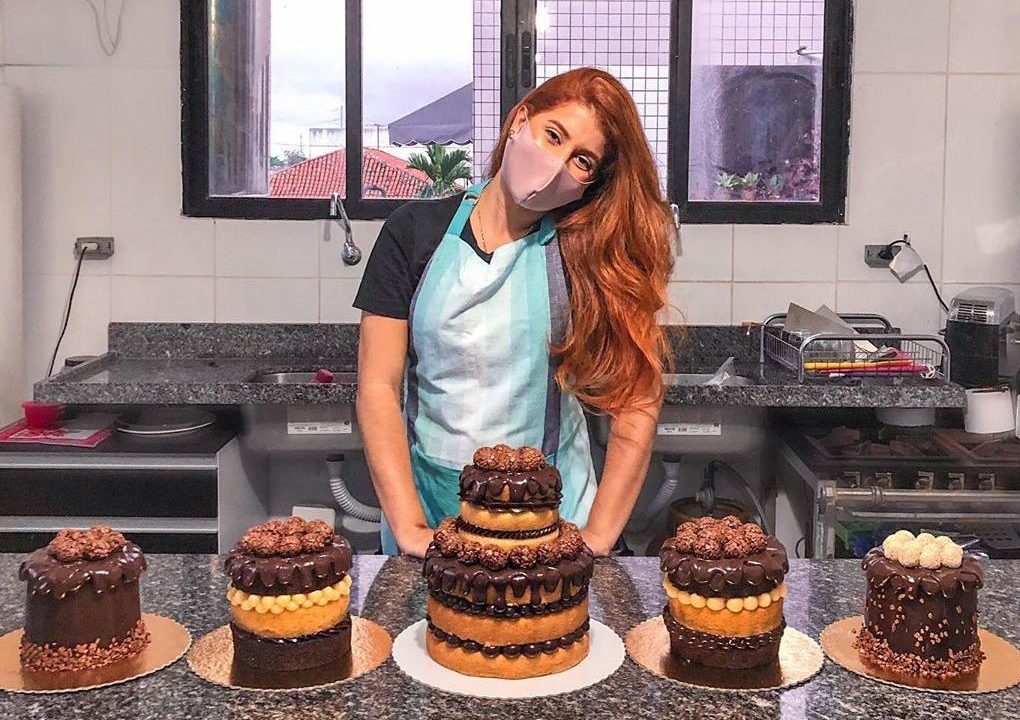 mulher com bolos