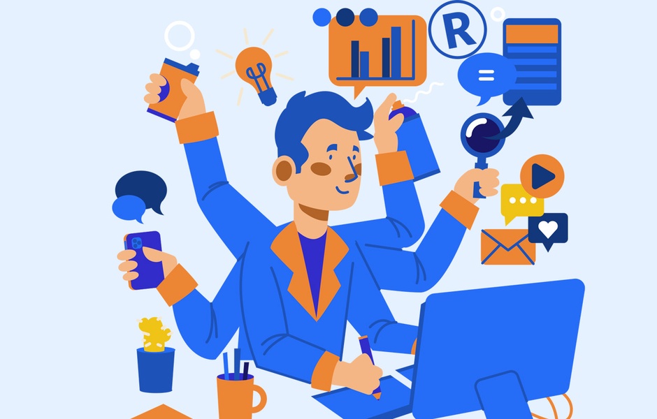 Homem de terno azul e laranja trabalha com várias atividades relacionadas à comunicação, marketing digital e análise de dados em um ambiente de escritório com dispositivos e ícones de tecnologia ao redor, simbolizando multitarefa e estratégias digitais.