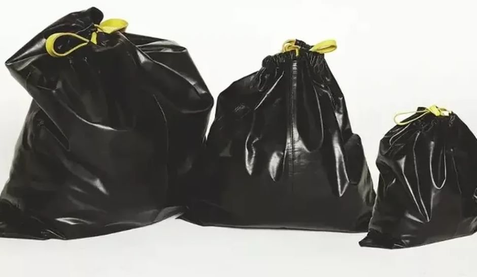 Bolsas da moda pretas, com aparência de sacos de lixo
